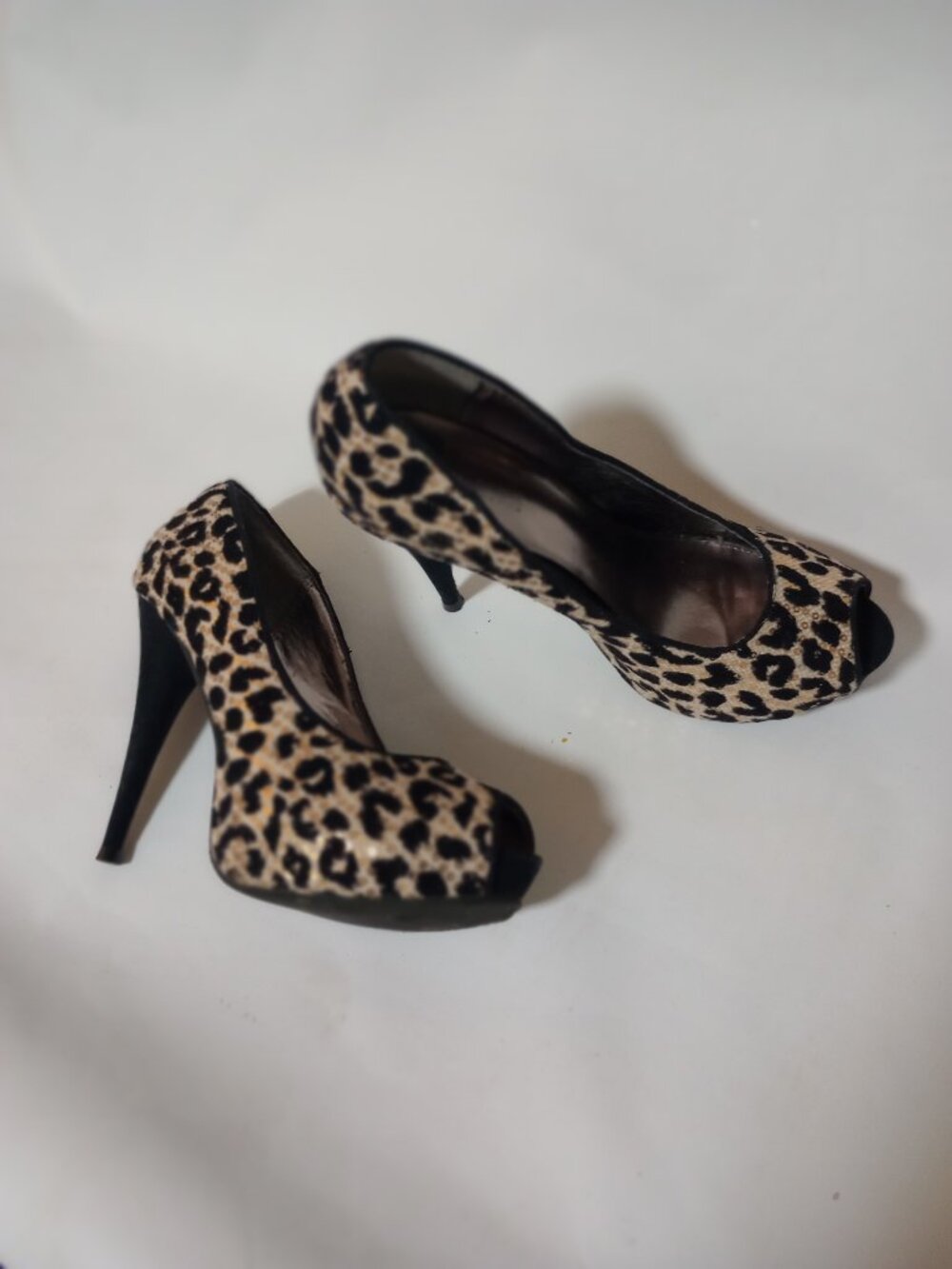 SIZE 7-1/2  CHARMING CHARLIE LEOPARD PRINT WITH GOLD SEQUINS  5" HEELS